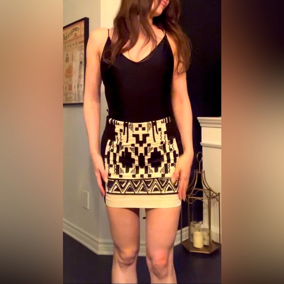 NWT Mini beige and black skirt - Picture 9 of 9